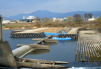 平成23年度　府営農業用河川工作物応急対策事業久我堰地区仮締切（1期）工事